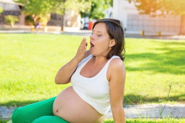 Femme Enceinte Bâillant Belle Future Mère Prépare Pour Naissance Bébé — Photo