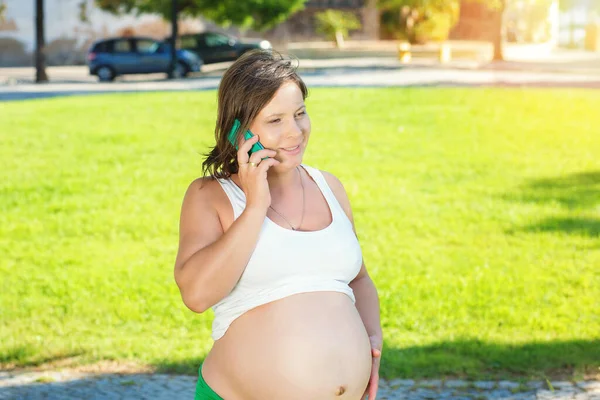 Joyeux Femme Enceinte Parlant Téléphone Assis Coucher Soleil Dans Parc — Photo