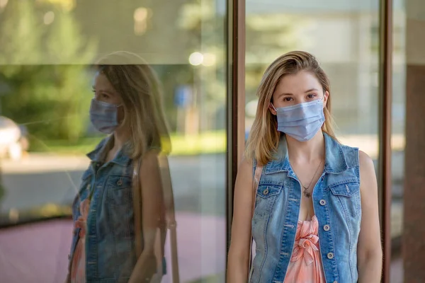 Hermosa Mujer Negocios Mujer Joven Con Máscara Protección Médica Cara — Foto de Stock