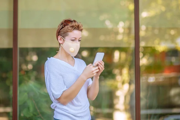 Covid Pandemic Coronavirus Young Woman Wearing Protective Mask Using Smart — 스톡 사진