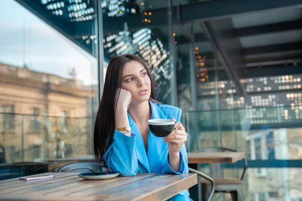 Mujer Reflexiva Haome Balcón Terraza Moda Coffeeshop Celebración Taza Bebida —  Fotos de Stock