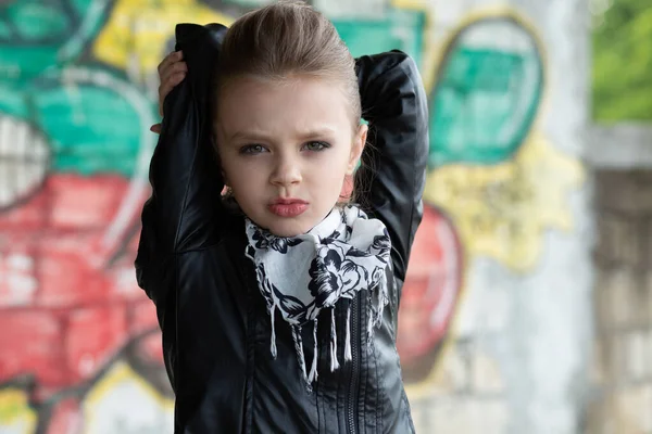 Hermosa Niña Rubia Feliz Posando Afuera Una Pared Graffiti Como — Foto de Stock