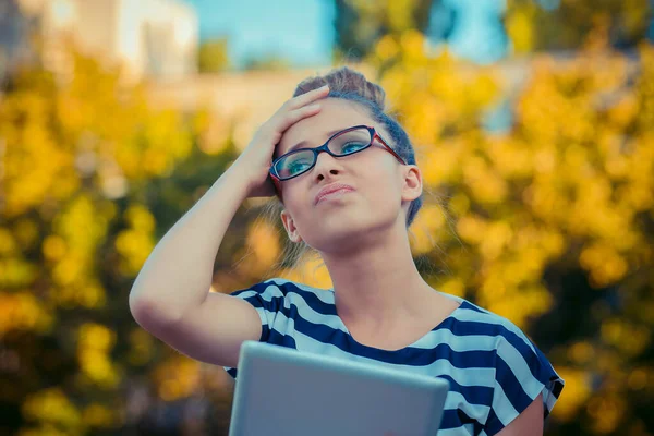 Sconvolto Ragazza Stressata Tenendo Pad Computer Sconvolto Con Messaggio Mail — Foto Stock