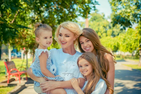 Família Feliz Mãe Com Três Filhas Isoladas Centro Cidade Parque — Fotografia de Stock