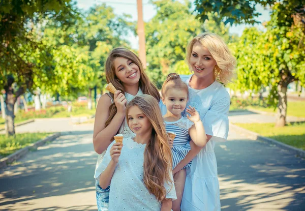 Família Feliz Mãe Com Três Filhas Comendo Sorvete Isolado Centro — Fotografia de Stock