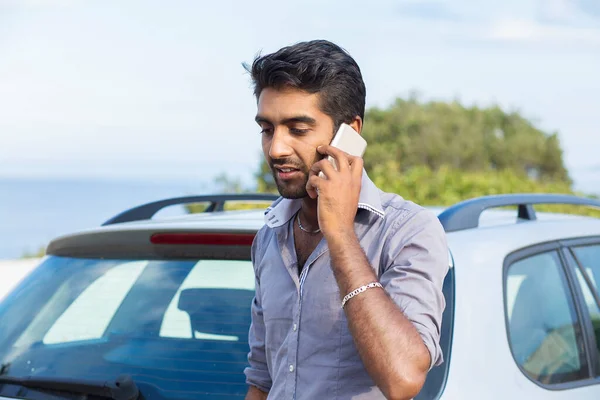 Чоловік Розмовляє Мобільному Телефону Спираючись Двері Своєї Машини Розмовляючи — стокове фото