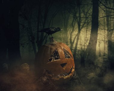 Ağdaki gülümseyen balkabağı ve üzerinde mezarlık mezarları olan kara karga. Büyülü, büyülü, karanlık bir gökyüzünün arka planında. Korkunç manzara, Mutlu Cadılar Bayramı posteri konsepti