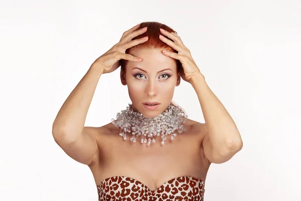 Krásný Portrét Ženské Tváře Přírodní Pletí Ruce Hlavě Vlasy Objímající — Stock fotografie