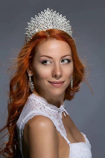 Schönheitskönigin Frau Mit Kristall Diamant Krone Auf Dem Kopf Die — Stockfoto