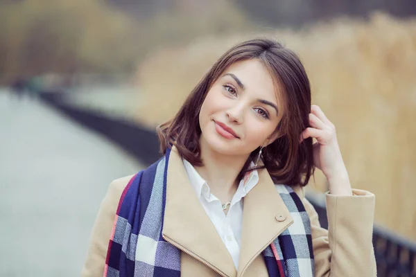 Młoda Dziewczyna Płaszczu Zbliżenie Portret Headshot Piękny Stylowy Uśmiech Mocowania — Zdjęcie stockowe