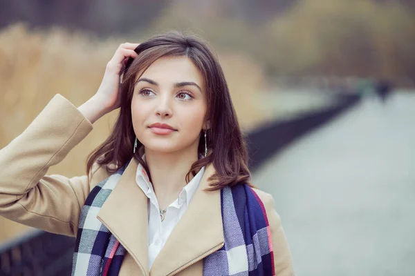 Paltolu Genç Kız Başka Tarafa Bakıyor Güzel Stil Sahibi Gülümseyen — Stok fotoğraf