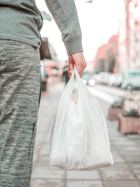 Lado Trasero Hombre Irreconocible Sosteniendo Bolsa Compras Mientras Camina Por Fotos De Stock Sin Royalties Gratis