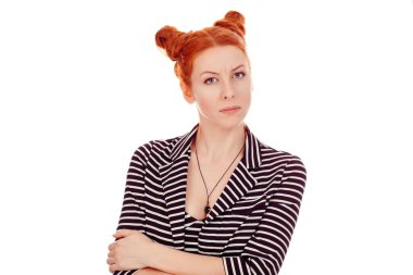 Ciddi, huysuz eş. Beyaz arka plan duvarına izole edilmiş siyah beyaz ceketli, siyah ceketli, kesilmiş güzel bir kadının yakın plan portresi. İrlanda Kafkas modeli