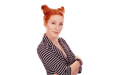 Kendine güven. Kendine güvenen güzel, pozitif bir kadının portresi. Çizgili siyah beyaz ceket giyiyor. İki poposu var. Karışık ırk, İrlandalı İspanyol Kafkas modeli