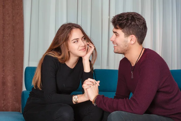 Casal Feliz Apaixonado Retrato Jovem Casal Moda Elegante Sala Estar — Fotografia de Stock