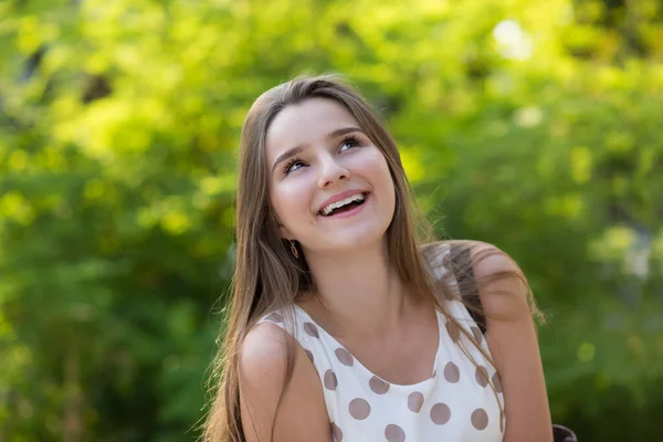 Mooie Jonge Vrouw Stijlvolle Outfit Vrolijk Lachen Kijken Omhoog Terwijl — Stockfoto