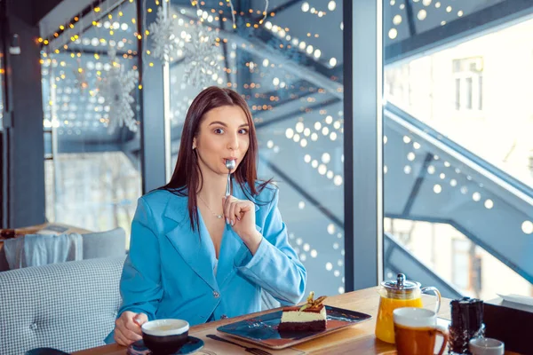 Mujer Lamiendo Cuchara Comiendo Algo Delicioso Acogedor Restaurante Saborea Cocina —  Fotos de Stock