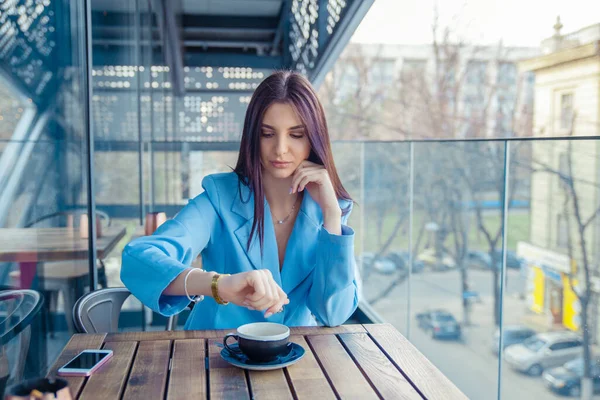 Mujer Comprobando Tiempo Reloj Pulsera Esperando Que Novio Llegue Tarde —  Fotos de Stock