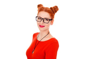 Emin. 30'lu yıllarda güzel bir kadının yakın çekim portresi, gözlüklü, beyaz arka plan duvarında poz veren kırmızı bluz giyen, gülümseyen bir kadın. Karışık ırk, İrlandalı ve İspanyol, kafkas modeli