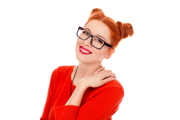 一个30多岁的漂亮女人 戴着方方正正的眼镜 面带微笑 身穿红色衬衫 站在白色的背景墙上 混合种族 西班牙和他的恐慌 高加索模式 图库图片