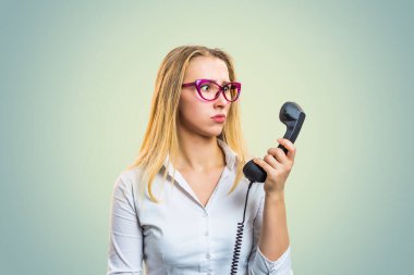 Şok olmuş genç bir kadın telefonuna bakarken açık yeşil arka planda izole edilmiş ve fotokopi çeken şok edici haberler aldı. Şaşırmış insan duyguları, yüz ifadesi, tepki, davranış hissi