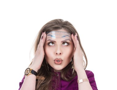 Kaşlarının şekliyle şoke oldum. Tarzcı kadın, cetvelle kaşlarını ölçüyor, kaşlarını yukarı kaldırıyor ve beyazlar içinde deliriyor. Güzellik salonunda mikro pigmentasyon yarı kalıcı makyaj işi akışı