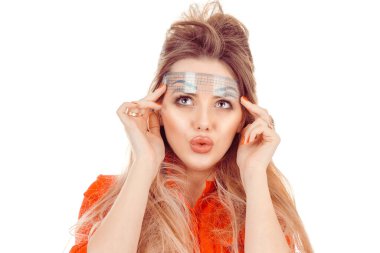 Göz kaşı şekliyle şok olmuş. Tarzcı kadın, cetvelle kaşlarını ölçüyor. Yukarı bakıyor. Şaşırmış bir şekilde beyaz üzerine izole edilmiş. Güzellik salonunda mikro pigmentasyon yarı kalıcı makyaj işi akışı.