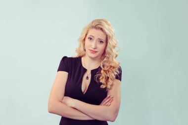 Şüpheci. Yakından bakınca kafası karışık, siyah elbiseli, şaşkın, kıvırcık bir kadın sana bakmayı düşünüyor. Açık yeşil arka planda izole edilmiş, huysuz bir kamera. İnsan yüzü ifade duygusu