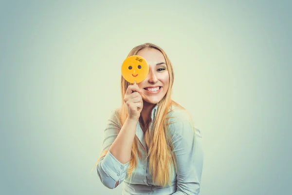 Szőke Hajú Fiatal Lány Játszik Sárga Emoji Cukorka Egy Bottal — Stock Fotó