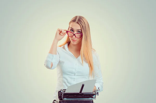 Escritor Periodista Trabajo Mujer Conmocionada Niña Escribiendo Una Máquina Escribir —  Fotos de Stock