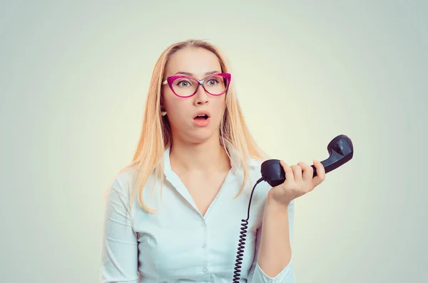 Jovem Confusa Confusa Recebeu Más Notícias Segurando Telefone Isolado Fundo — Fotografia de Stock