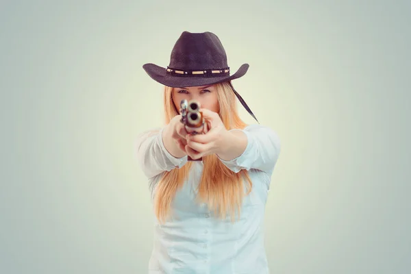 Kvinna Cowboy Hatt Siktar Kameran Med Dubbelpipig Pistol Ljusgrön Gul — Stockfoto