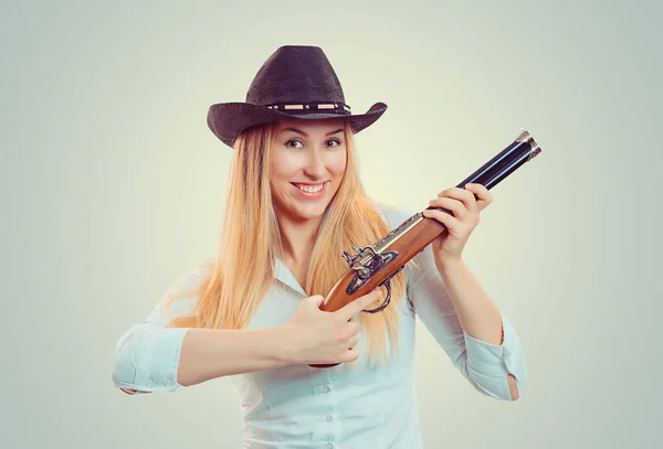 Venturous Blond Kvinna Bär Cowboy Hatt Och Hålla Dubbelpipig Pistol — Stockfoto