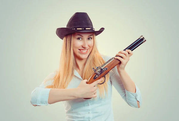 Mulher Loira Aventurosa Vestindo Chapéu Cowboy Segurando Arma Cano Duplo — Fotografia de Stock