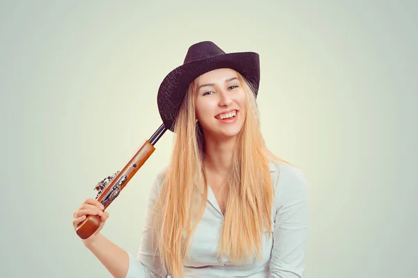 Venturous Blond Kvinna Bär Cowboy Hatt Och Håller Dubbelpipig Pistol — Stockfoto