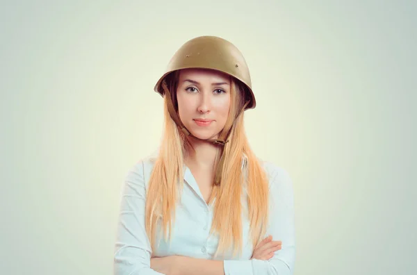二战时期身穿军械帽装备的妇女举手投足交叉双臂 白种人 身穿白色的正式衬衫 长长的金发 与浅绿色的工作室背景隔离 — 图库照片