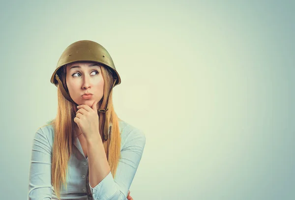 Mujer Reflexiva Armadura Militar Equipo Casquillo Del Período Segunda Guerra — Foto de Stock