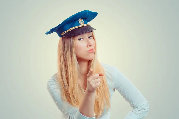 Achtung Frau Mit Blauem Polizeihut Zeigt Mit Dem Finger Auf — Stockfoto