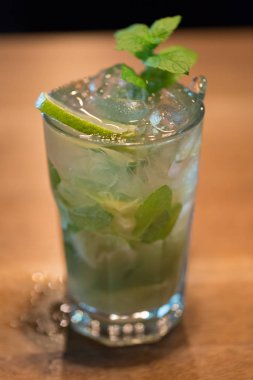 Naneli kokteyl mojito, rom ve limonlu, soğuk içecek veya...