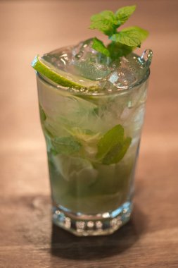 Naneli kokteyl mojito, rom ve limonlu, soğuk içecek veya...