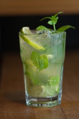 Naneli kokteyl mojito, rom ve limonlu, soğuk içecek veya...