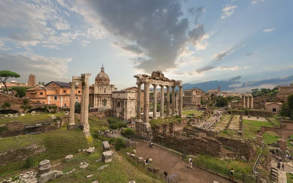 Roma 'da, güneşli bir günde gün batımında İtalya' daki Roma Forumu 'nun görüntüsü. Roma Forumu 'nun Satürn ve Vespasian Tapınağı, Roma, İtalya manzarası. Roma Forumu Avrupa 'nın en önemli seyahat merkezlerinden biridir..