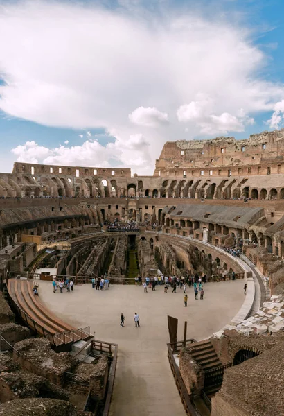 Yazın Colosseum ya da Kolezyum 'un içinde, İtalya. Kolezyum... 