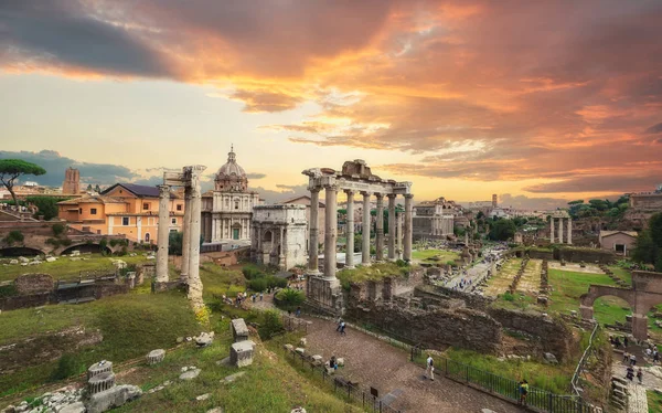 Roma 'da, güneşli bir günde gün batımında İtalya' daki Roma Forumu 'nun görüntüsü. Roma Forumu 'nun Satürn ve Vespasian Tapınağı, Roma, İtalya manzarası. Roma Forumu Avrupa 'nın en önemli seyahat merkezlerinden biridir..