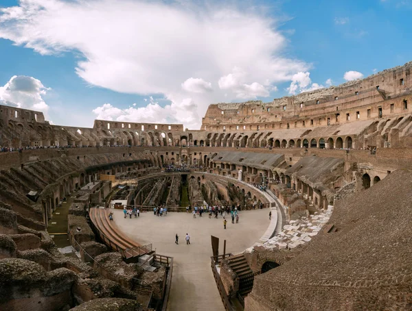 Yazın Colosseum ya da Kolezyum 'un içinde, İtalya. Kolezyum... 