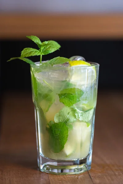 Naneli kokteyl mojito, rom ve limonlu, soğuk içecek veya...