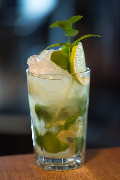 Refrescante cóctel de menta mojito con ron y lima, bebida fría o — Foto de Stock