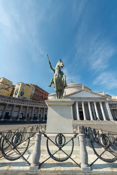 Napoli, İtalya, 10.03.2018 Main Square Piazza del Plebiscito ile Basilica Reale Pontificia San Francesco da Paola Kilisesi ve güneşli bir günde Burbon Kralı I. Ferdinand 'ın bronz heykeli..