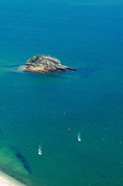 Serra da Arrabida kumsalda Portinho da Arrabida bakan yeşil ve mavi suları üzerinde sörf çok ve üzeri, gördün mü iki kitesurfers. Küçük ada görünümünde. Setubal, Portekiz.