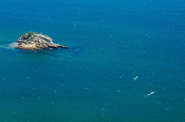 Dos Kitesurfistas Vistos Desde Lejos Arriba Surfeando Sobre Aguas Azules —  Fotos de Stock